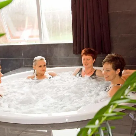 Sleeps 18 Pool Wifi Holiday home