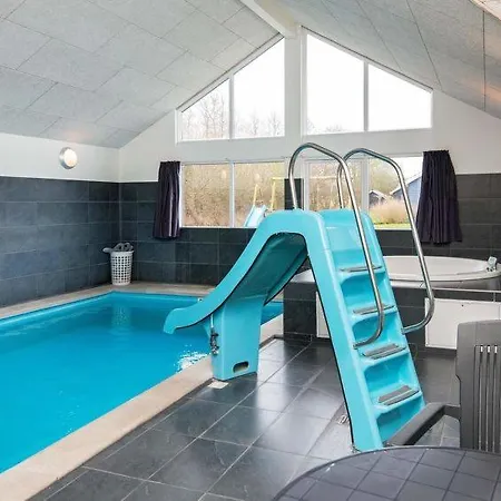 Sleeps 18 Pool Wifi Holiday home