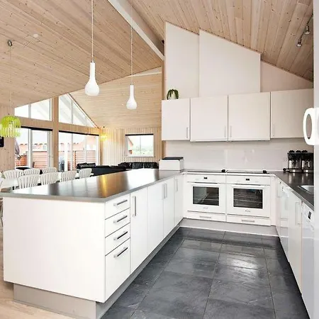 Sleeps 18 Pool Wifi Holiday home *