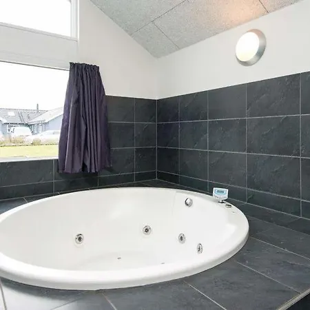 Sleeps 18 Pool Wifi Holiday home *